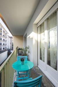 d'une table et de chaises vertes sur un balcon dans l'établissement La Casa de la Smala, à Pau