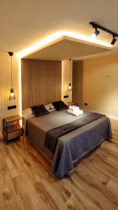 - une chambre avec un grand lit dans l'établissement Apartamento en el casco historico de Betanzos, à Betanzos