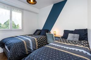 - une chambre avec deux lits à côté d'une fenêtre dans l'établissement La Casa de la Smala, à Pau