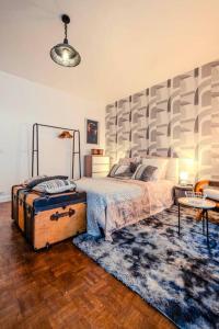 - une chambre avec un lit et un tapis dans l'établissement La Casa de la Smala, à Pau