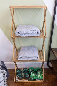 - une étagère en bois avec des serviettes et des bols dans l'établissement La Casa de la Smala, à Pau
