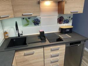 - une cuisine avec un comptoir, un évier et une cuisinière dans l'établissement Apartament ,, Sen i Kawa'' - komfortowy nocleg w sercu aglomeracji, à Bytom 17 autres photos