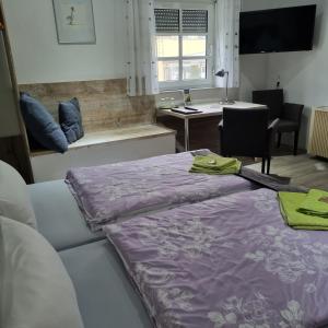 um quarto com uma cama com um cobertor roxo em Pension Elisabeth am Elberadweg em Prödel