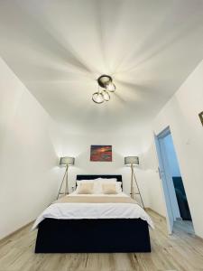 Apartament CHIC في فاترا دورني: غرفة نوم بسرير ومصباحين
