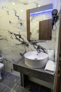 y baño con lavabo y espejo. en Nikolaidis Apartments, en Nea Plagia