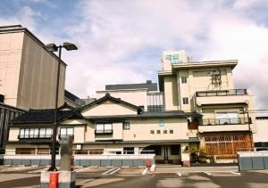 un edificio con una luz de la calle delante de él en Wakaba Ryokan / Vacation STAY 29370 en Sakata