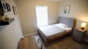 una piccola camera con letto e finestra di Atlanta Gem Close to It All a Decatur