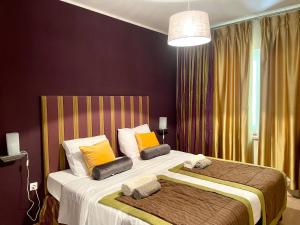 - une chambre avec 2 lits et des serviettes dans l'établissement VILLA TIEGO, à Medulin
