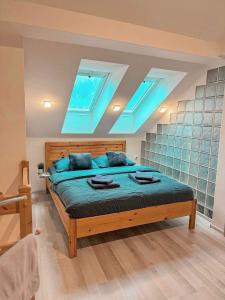 sypialnia z dużym łóżkiem z niebieskimi poduszkami w obiekcie Apartmán Amici w Karlowych Warach
