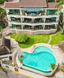 uma vista aérea de um resort com uma piscina em La Esquina em Sayulita