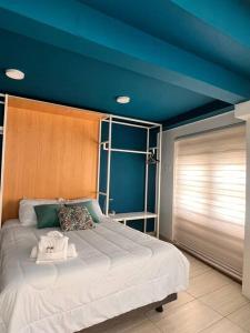 Säng eller sängar i ett rum på Suite cerca al centro / Los Reyes / Facturamos