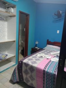 Llit o llits en una habitació de CASA DA BARRA- Suítes privativas em Saquarema