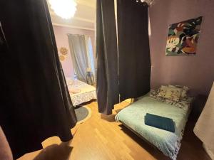 Schlafzimmer mit schwarzen Vorhängen und einem Bett in einem Zimmer in der Unterkunft L'atypique Briey Terrasse Un Séjour à Part in Briey