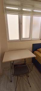 biurko w pokoju z 2 oknami i łóżkiem w obiekcie Philips w mieście Pamukkale