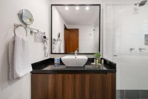 Ένα μπάνιο στο Leblón Suites Hotel