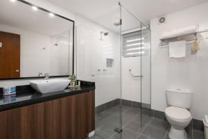 Ένα μπάνιο στο Leblón Suites Hotel