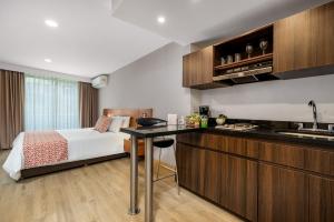 Η κουζίνα ή μικρή κουζίνα στο Leblón Suites Hotel