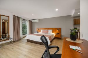 Ένα ή περισσότερα κρεβάτια σε δωμάτιο στο Leblón Suites Hotel