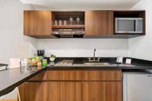 Η κουζίνα ή μικρή κουζίνα στο Leblón Suites Hotel