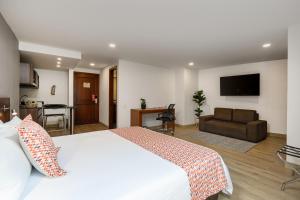 Μια τηλεόραση ή/και κέντρο ψυχαγωγίας στο Leblón Suites Hotel