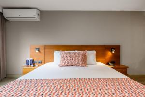 Ένα ή περισσότερα κρεβάτια σε δωμάτιο στο Leblón Suites Hotel