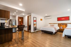 Ένα ή περισσότερα κρεβάτια σε δωμάτιο στο Leblón Suites Hotel