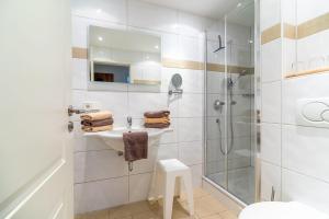 bagno bianco con lavandino e doccia di Fischer Haus a Norderney
