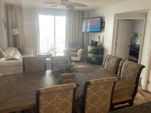 ein Wohnzimmer mit einem Holztisch und Stühlen in der Unterkunft Ocean Walk Resort 911i - 828 in Daytona Beach