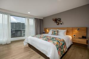 Ένα ή περισσότερα κρεβάτια σε δωμάτιο στο Leblón Suites Hotel