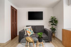Μια τηλεόραση ή/και κέντρο ψυχαγωγίας στο Leblón Suites Hotel