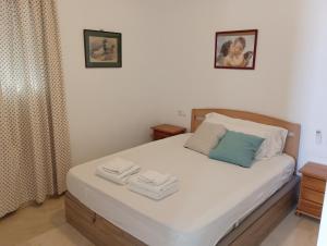 sypialnia z łóżkiem i dwoma ręcznikami na nim w obiekcie Holiday Apartment Torres Montecarlo w mieście Benidorm