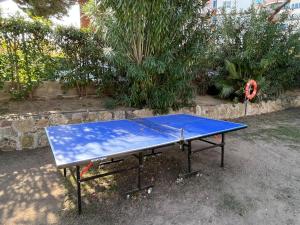 una mesa de ping pong azul sentada en un patio en Encantador apartamento en Playa de Aro, en Playa de Aro