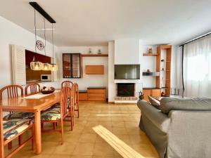 a kitchen and living room with a table and a couch at Encantador apartamento en Playa de Aro in Playa de Aro