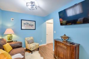 Φωτογραφία από το άλμπουμ του Eclectic Iowa City Cottage with Fire Pit! σε Iowa City