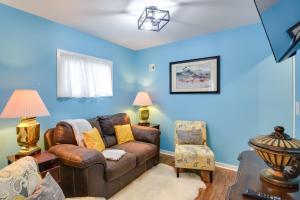 Φωτογραφία από το άλμπουμ του Eclectic Iowa City Cottage with Fire Pit! σε Iowa City