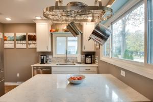 Φωτογραφία από το άλμπουμ του Eclectic Iowa City Cottage with Fire Pit! σε Iowa City