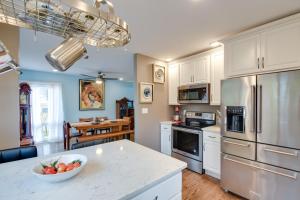 Φωτογραφία από το άλμπουμ του Eclectic Iowa City Cottage with Fire Pit! σε Iowa City