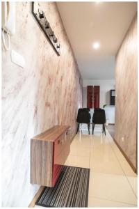 a room with a marble wall with a table and chairs at Apartament Zdrojowy in Busko-Zdrój