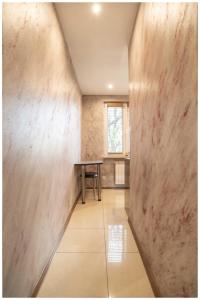 a hallway with a table and a wall at Apartament Zdrojowy in Busko-Zdrój