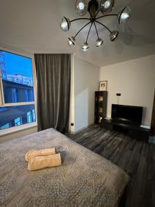 - une chambre avec un lit et une serviette dans l'établissement Красиві апартаменти, à Ternopil