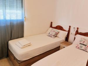 Łóżko lub łóżka w pokoju w obiekcie Torres Montecarlo Apartmento con vistas al mar