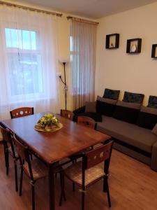 ein Wohnzimmer mit einem Tisch und einem Sofa in der Unterkunft Apartmán Nad řekou in Vejprty