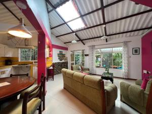 sala de estar con sofá y mesa en Casa vacacional ideal para familias / Los Reyes en Loja