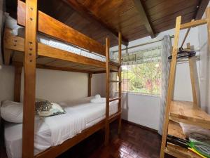 1 dormitorio con 2 literas y ventana en Casa vacacional ideal para familias / Los Reyes, en Loja