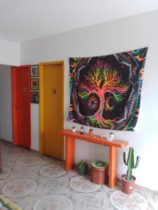Hostel Resende في ريزندي: معلقة على جدار بجوار طاولة