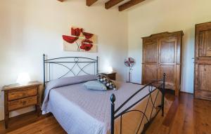 - une chambre avec un lit et du parquet dans l'établissement La Tufaia, à Città di Castello