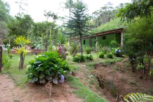 un jardín frente a una casa con plantas en Casa de Campo com piscina em Marechal Floriano ES, en Marechal Floriano