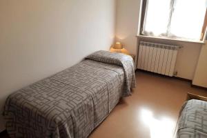 1 dormitorio con 2 camas y ventana en Verona Est Due, en San Martino Buon Albergo