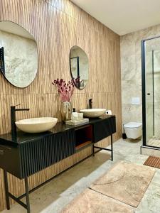 - Baño con 2 lavabos y 2 espejos en Sanierte 5 Zimmer Luxus Standard Apartment auf 350qm en Hamburgo
