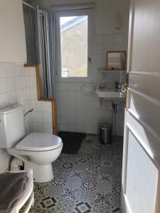 a bathroom with a toilet and a sink at Les Terrasses de la Montagne Noire. Pays Cathare in Cuxac-Cabardès